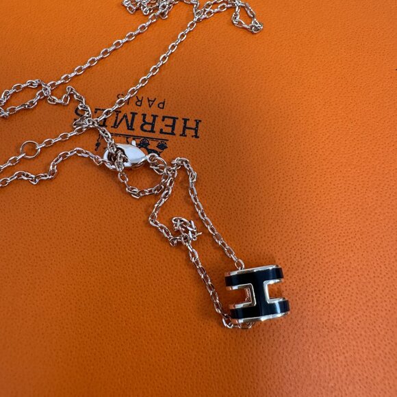 Large black rose necklace from Hermès. - Picture 1 of 5